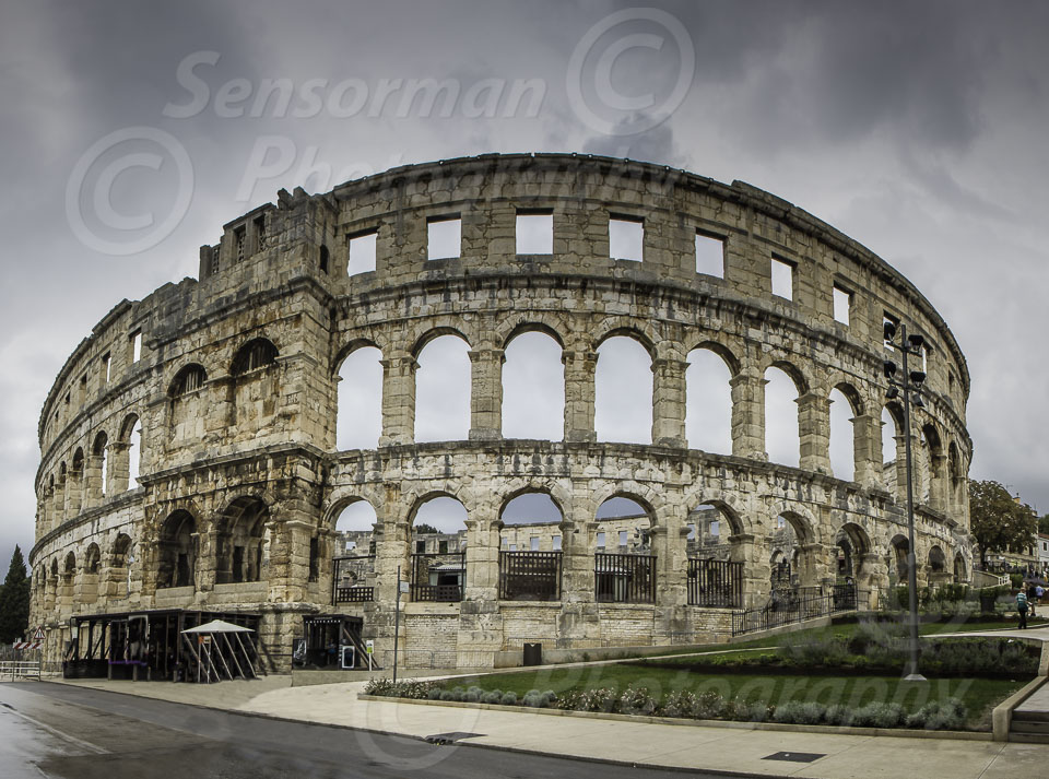 Pula-roman-amphitheatre-outside.jpg