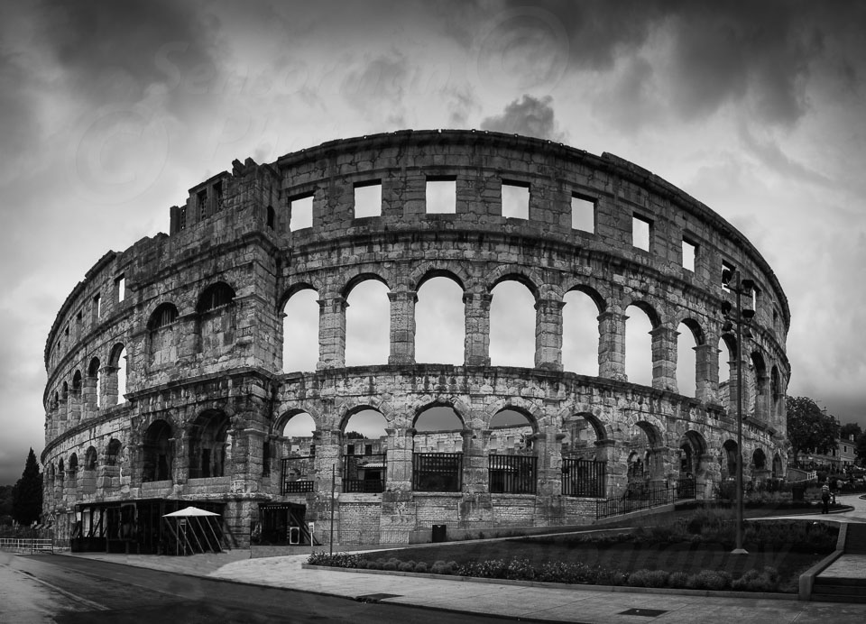 Pula_roman_amphitheatre_outside-Edit.jpg